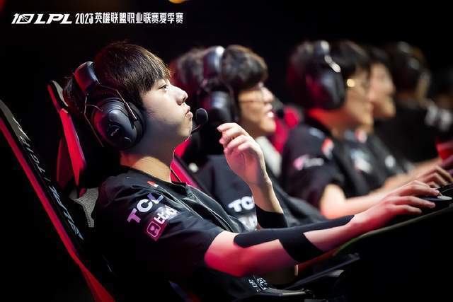 DFM鏖战EDG，Bin关键团战开团秒人激烈交锋成都决赛之夜，锁定晋级资格的简单介绍