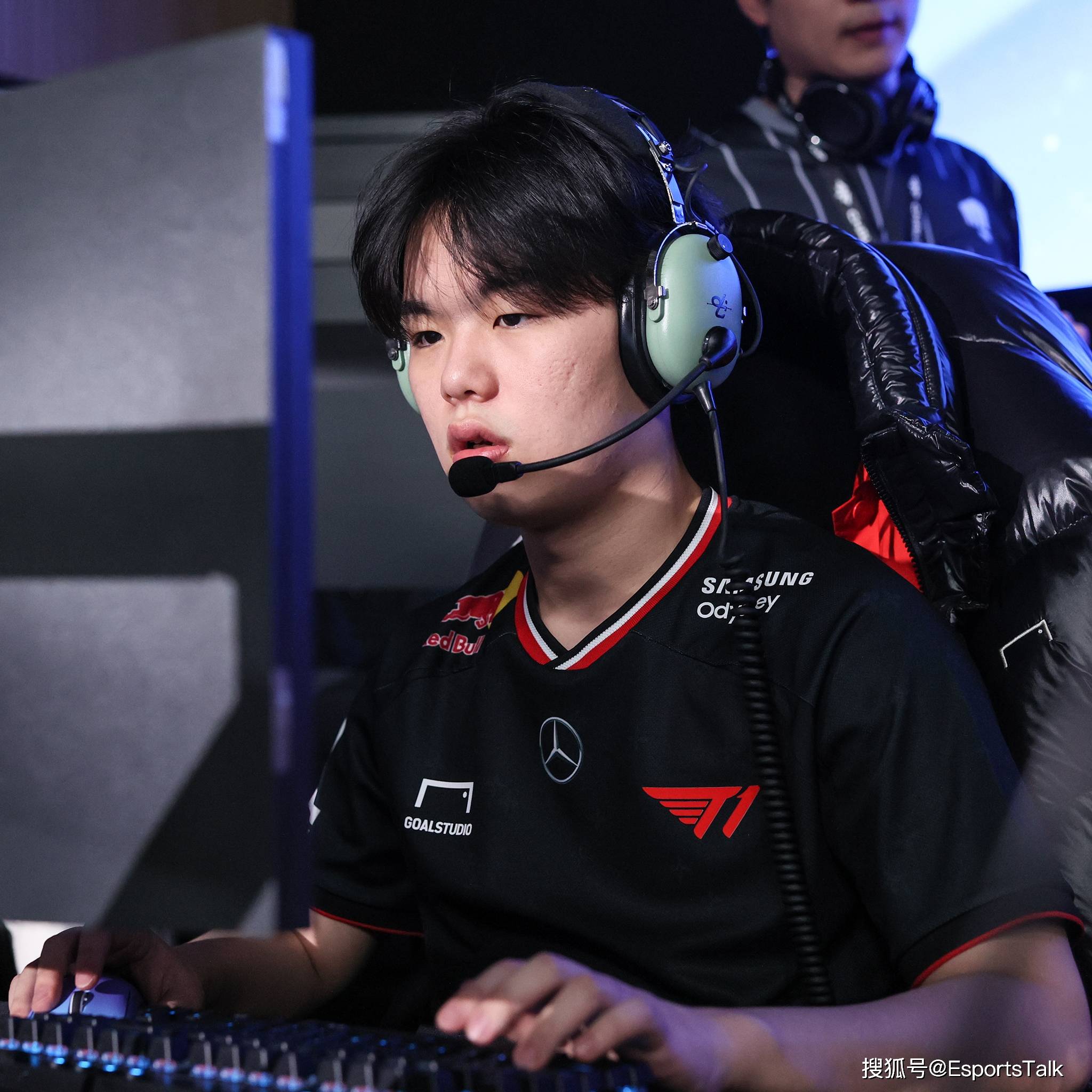 T1横扫100T，Deft团战一打五宿敌对决八强赛，锁定晋级资格