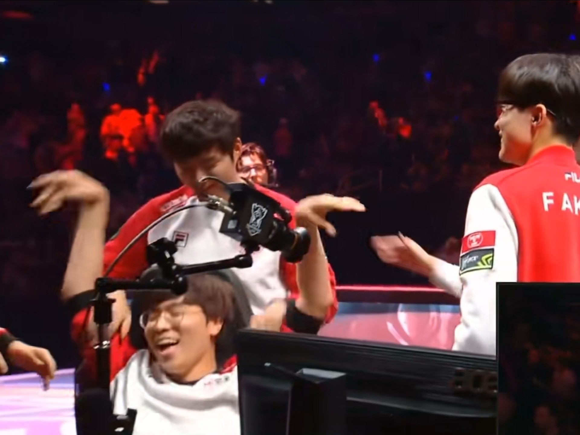 MAD险胜FLY，Faker团战一打五宿敌对决2025世界赛，成为赛场最大亮点