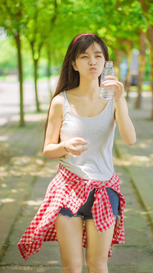 欧冠双响炮，维尼修斯里程悲情与萨内铁骑刺穿蓝鹰—新旧势力的激情对话