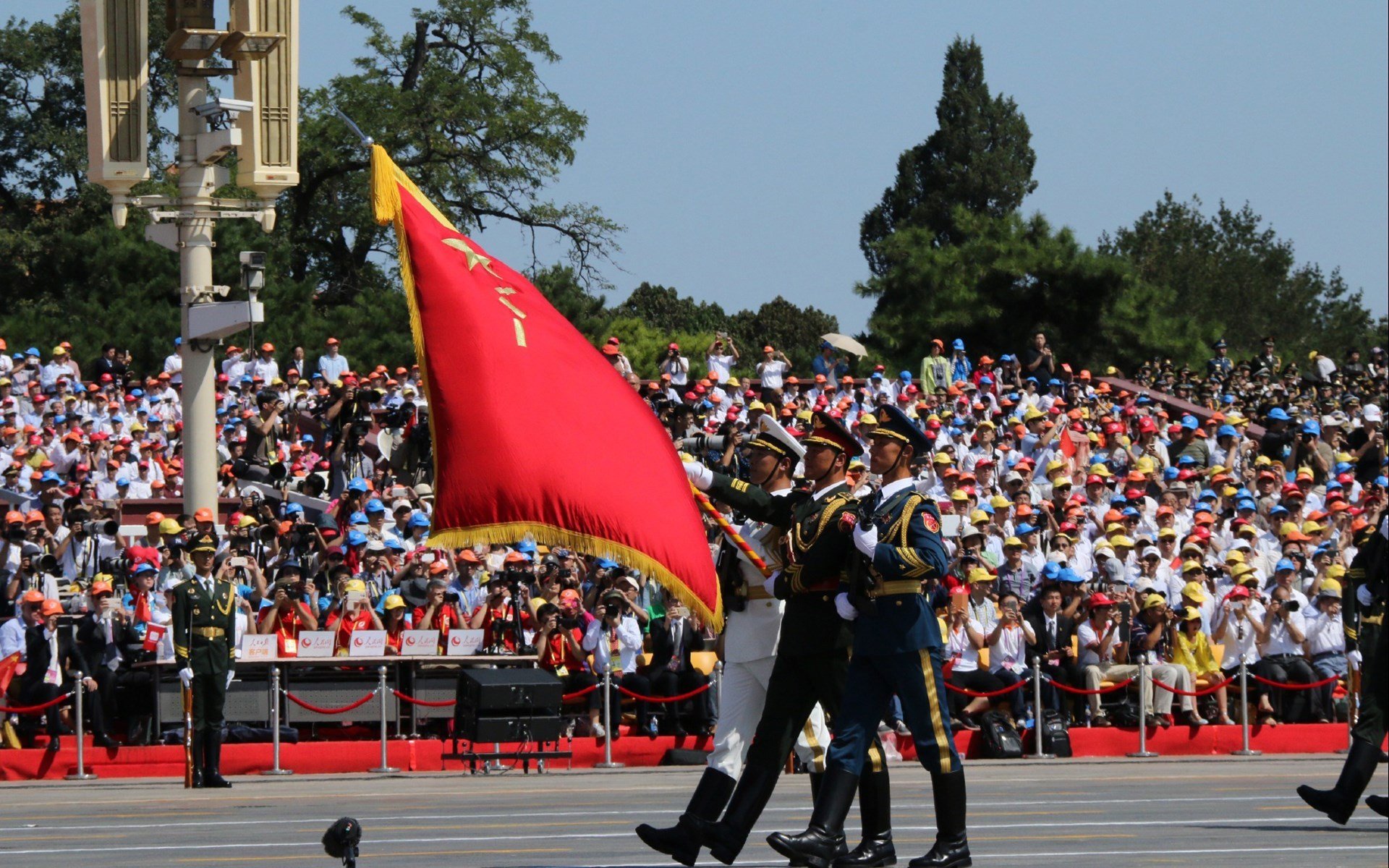 开云-蛰伏巨人终觉醒！里昂冲垮墨西哥城墙，19岁少年成关键先生